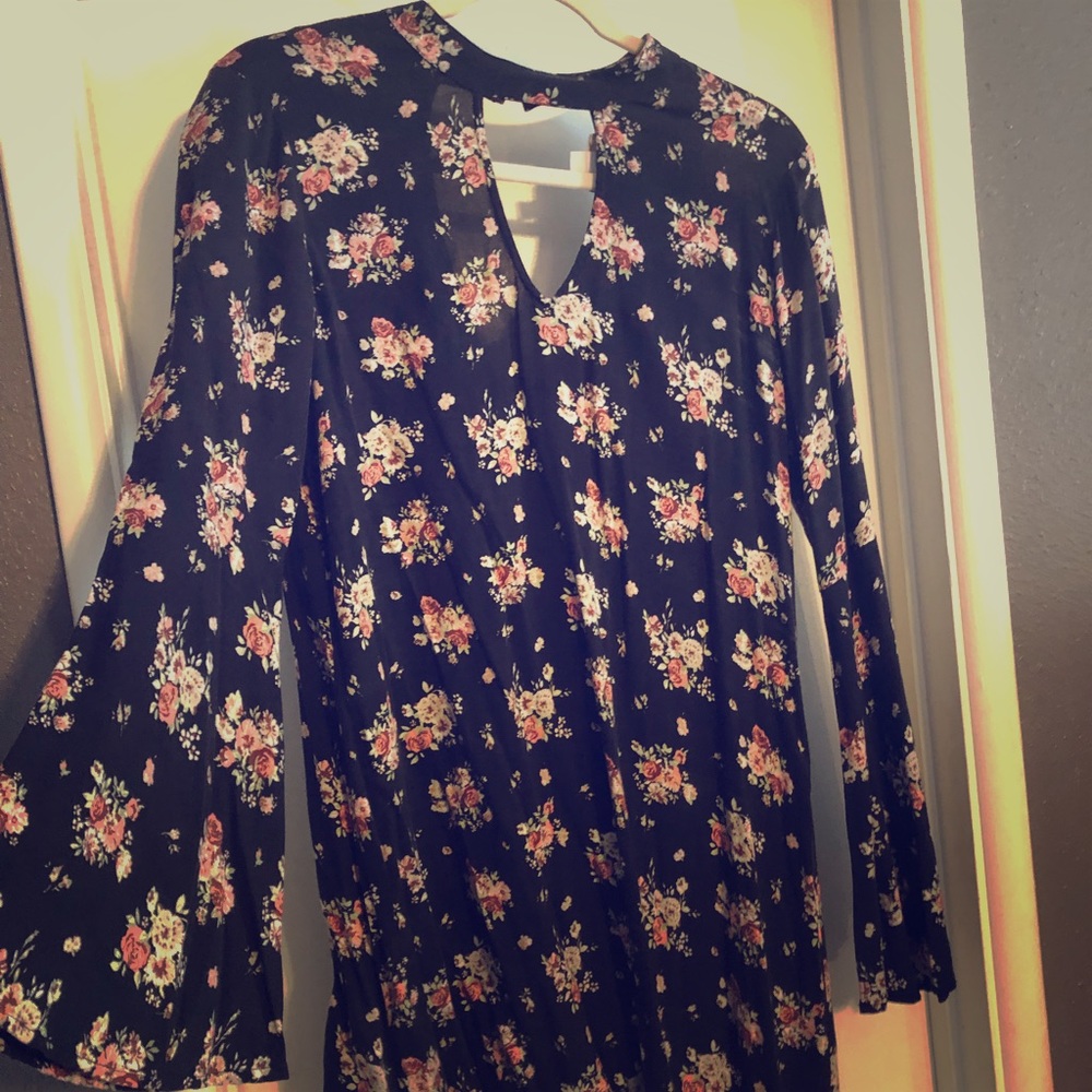 Short peep-neck floral dress with wide long sleeve